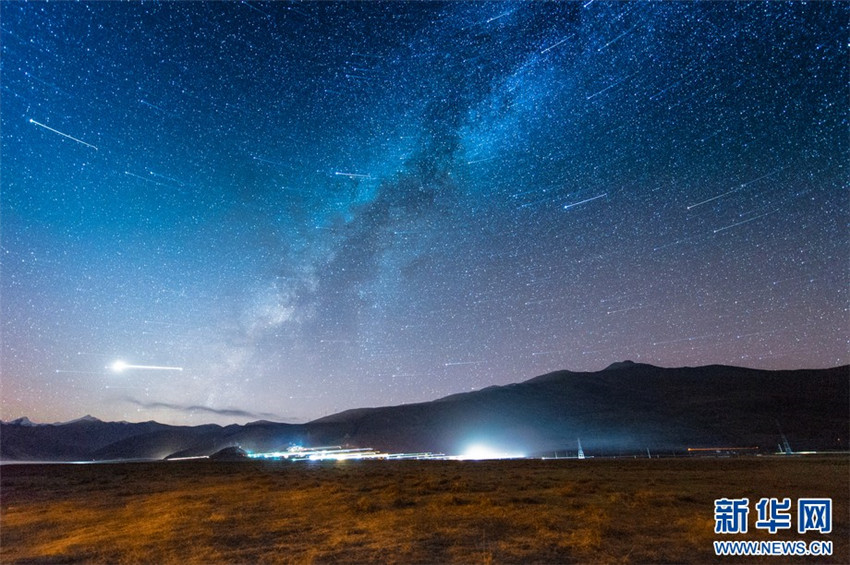 Faszinierende Sternennacht am See Yamzhog Yumco