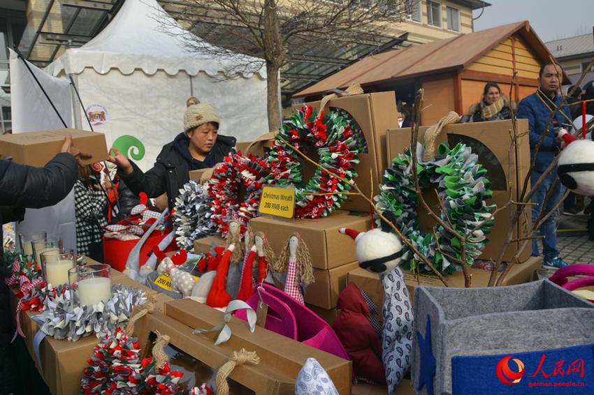 Chinesisches Mädchen als „Kleine Botschafterin“ zu Gast beim Weihnachtsmarkt in der Deutschen Botschaft in China