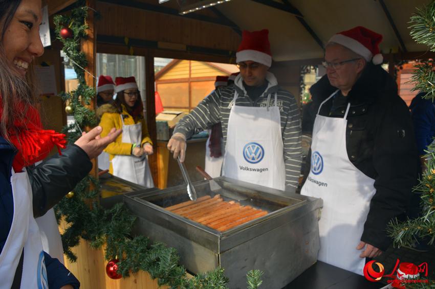 Chinesisches Mädchen als „Kleine Botschafterin“ zu Gast beim Weihnachtsmarkt in der Deutschen Botschaft in China