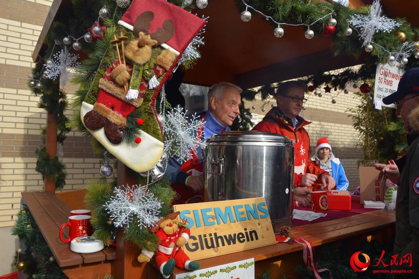 Chinesisches Mädchen als „Kleine Botschafterin“ zu Gast beim Weihnachtsmarkt in der Deutschen Botschaft in China