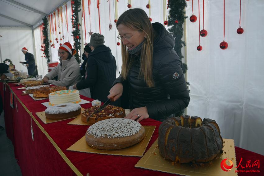 Chinesisches Mädchen als „Kleine Botschafterin“ zu Gast beim Weihnachtsmarkt in der Deutschen Botschaft in China