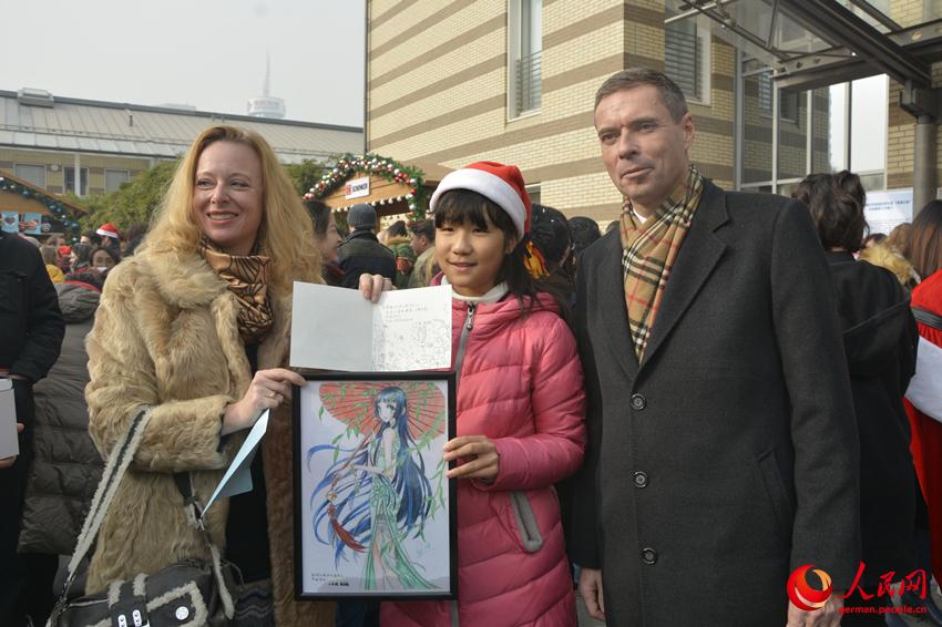 Chinesisches Mädchen als „Kleine Botschafterin“ zu Gast beim Weihnachtsmarkt in der Deutschen Botschaft in China