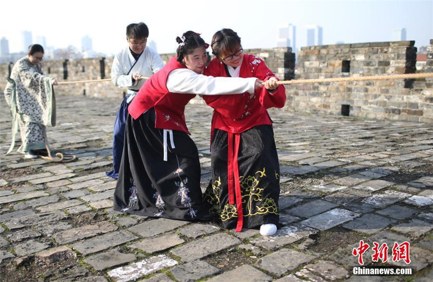 Sportwettbewerb der besonderen Art auf der Ming-zeitlichen Stadtmauer
