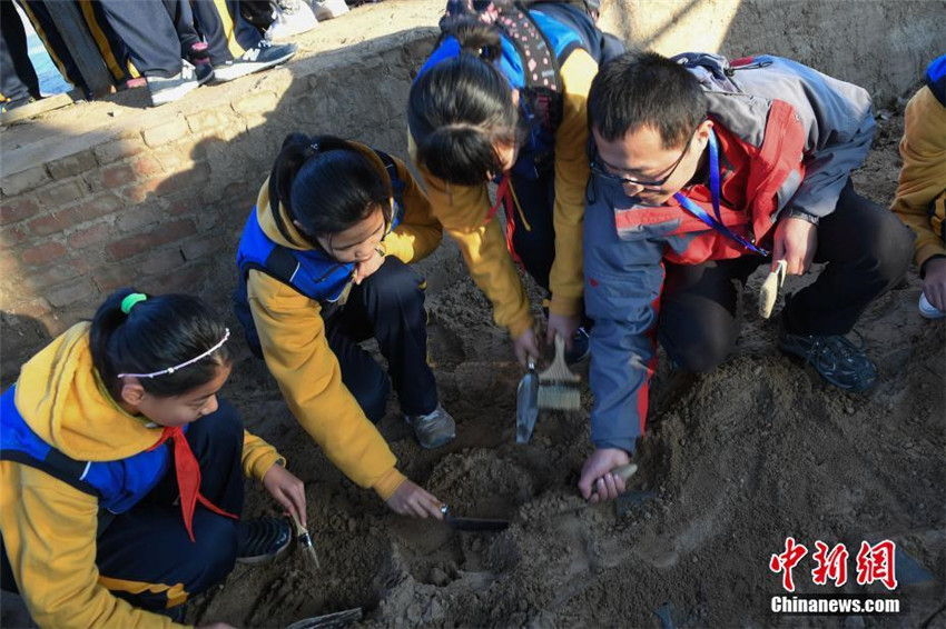 Mittelschüler lernen im alten Sommerpalast Archäologie