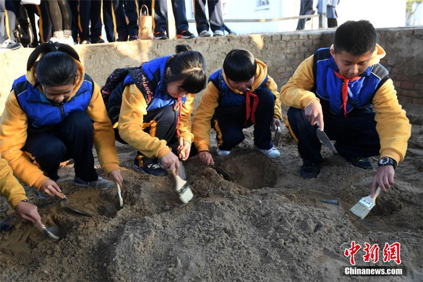 Mittelschüler lernen im alten Sommerpalast Archäologie