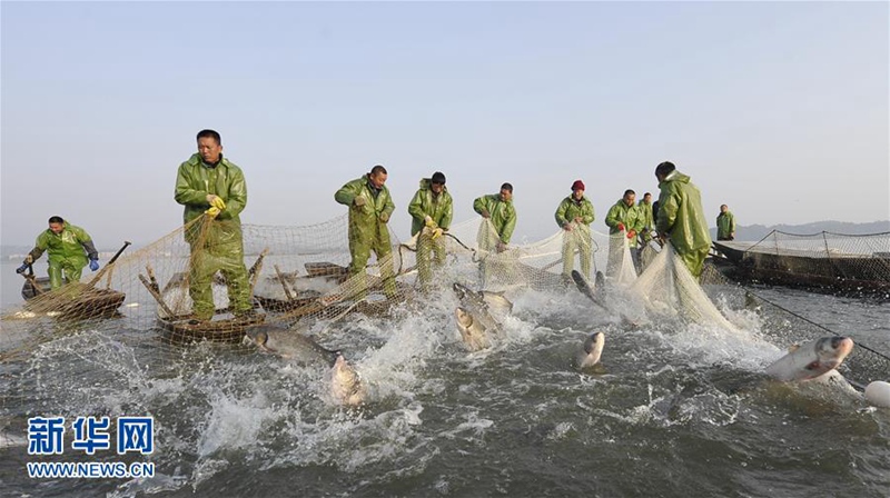 Der Winterfischfang auf dem Xiannü-See