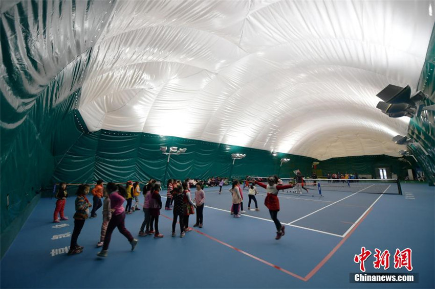 Hebeier Schule errichtet Anti-Smog-Tragluftsporthalle