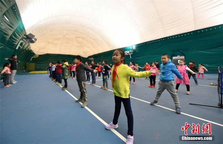 Hebeier Schule errichtet Anti-Smog-Tragluftsporthalle