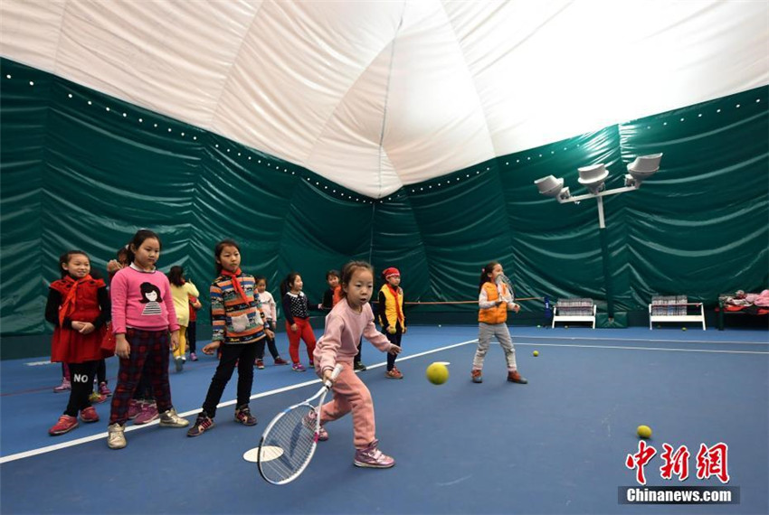 Hebeier Schule errichtet Anti-Smog-Tragluftsporthalle