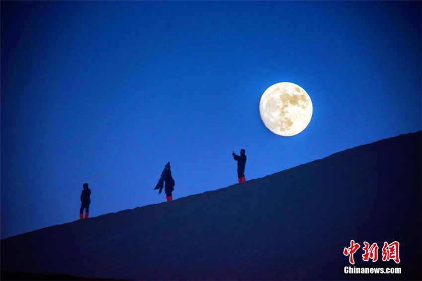 Heller Mond auf dem Yanming-Berg