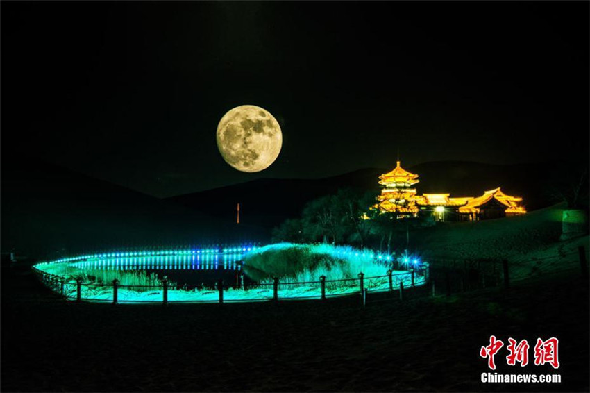 Heller Mond auf dem Yanming-Berg