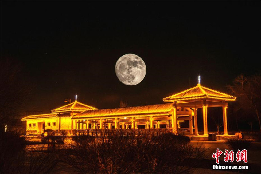 Heller Mond auf dem Yanming-Berg