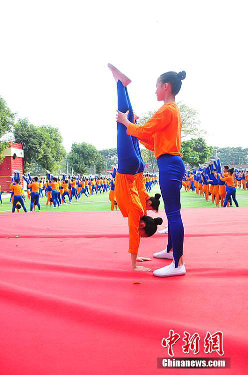 700 Grundschüler präsentieren Gymnastikaufführung in Guangzhou