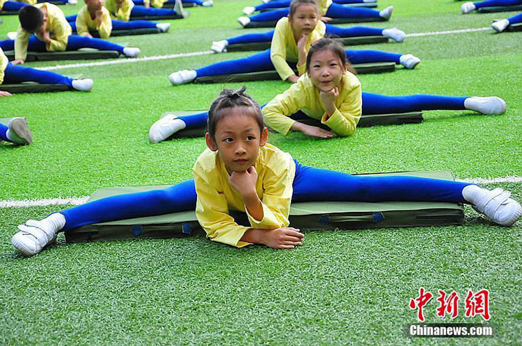 700 Grundschüler präsentieren Gymnastikaufführung in Guangzhou