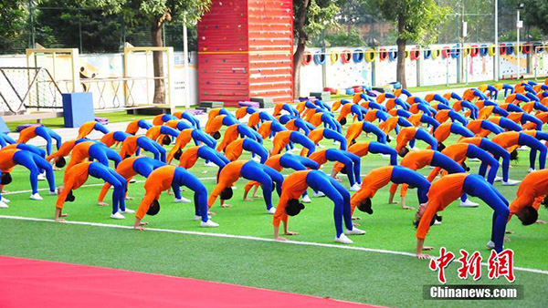 700 Grundschüler präsentieren Gymnastikaufführung in Guangzhou