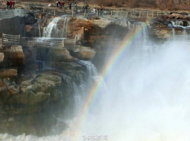 Regenbogen und Frost auf dem Hukou-Wasserfall