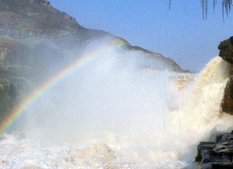 Regenbogen und Frost auf dem Hukou-Wasserfall
