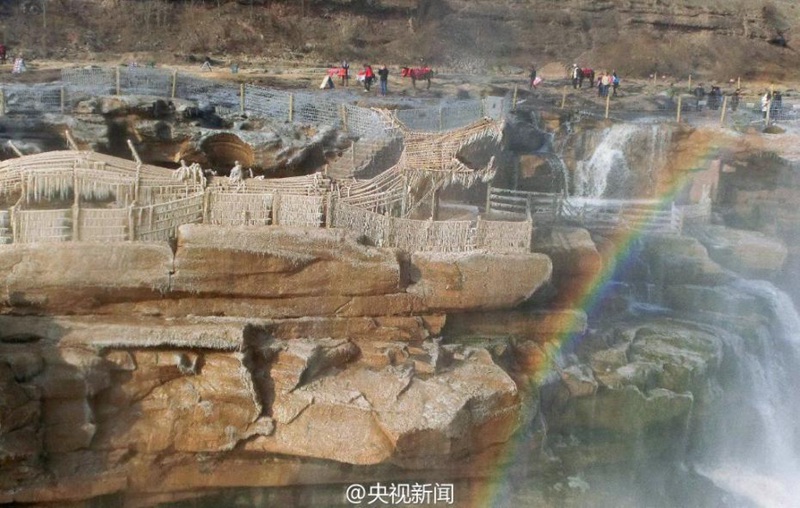 Regenbogen und Frost auf dem Hukou-Wasserfall