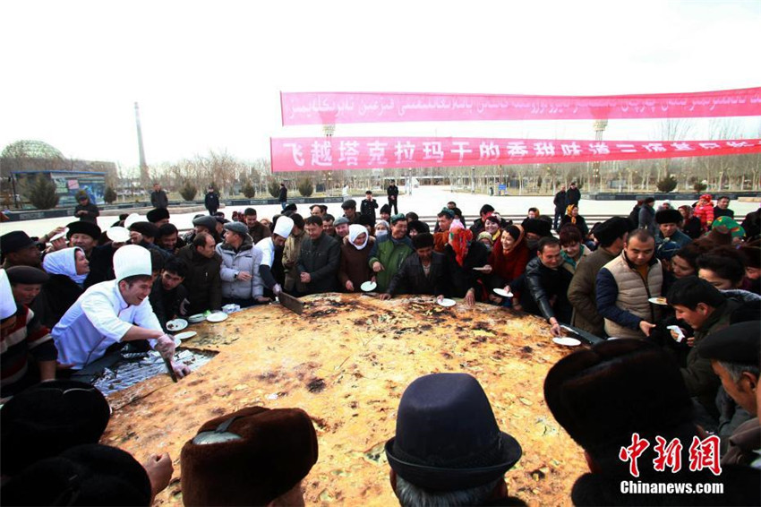 Uighurische „Riesen-Pizza“ in Xinjiang