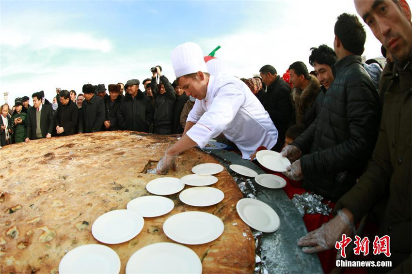 Uighurische „Riesen-Pizza“ in Xinjiang