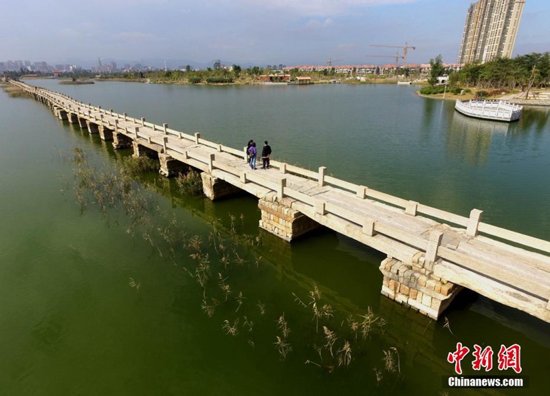 Chinas längste antike Steinbrücke aus der Vogelperspektive