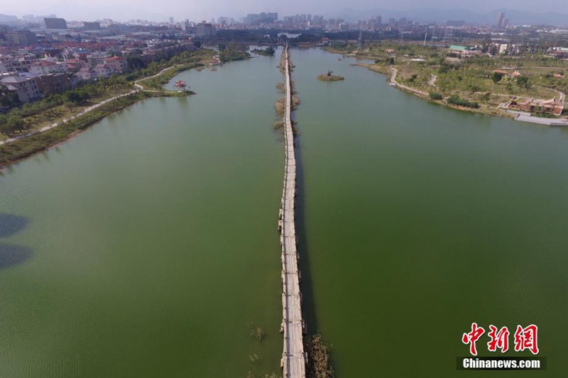 Chinas längste antike Steinbrücke aus der Vogelperspektive