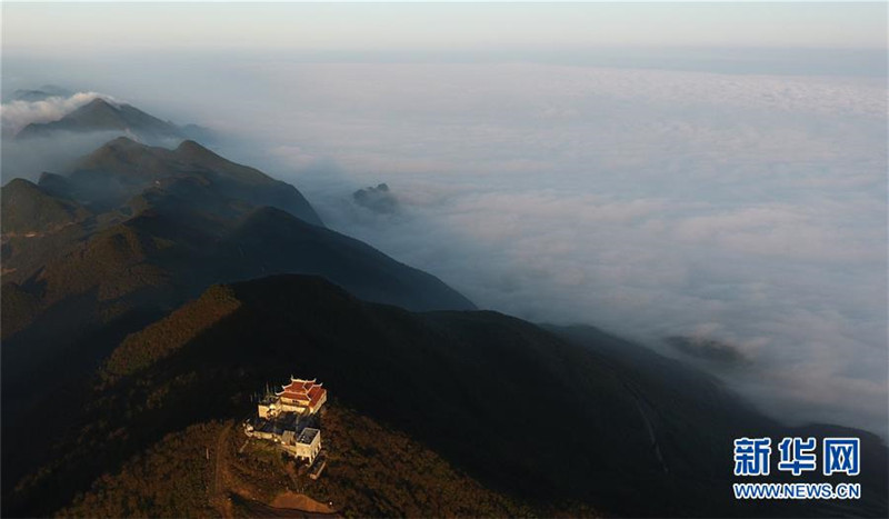 Wunderschönes Wolkenmeer über dem Huaying-Berg