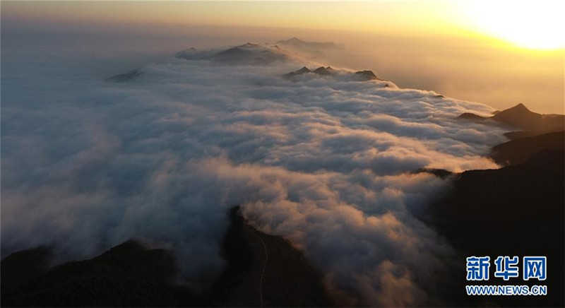 Wunderschönes Wolkenmeer über dem Huaying-Berg