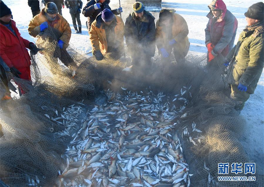 Nachhaltiger Winterfischfang in der Inneren Mongolei