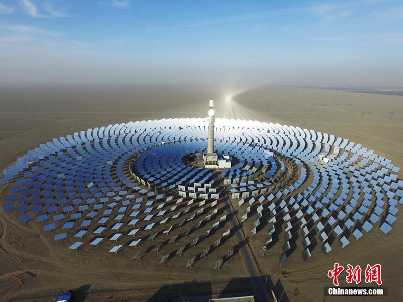 Asiens erstes Allwetter-Solarthermiekraftwerk mit Salzschmelzen-Turm aus der Vogelperspektive