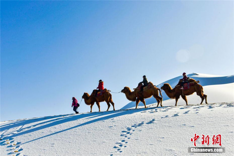 Die bezaubernde Schneelandschaft der Mingsha-Sanddüne