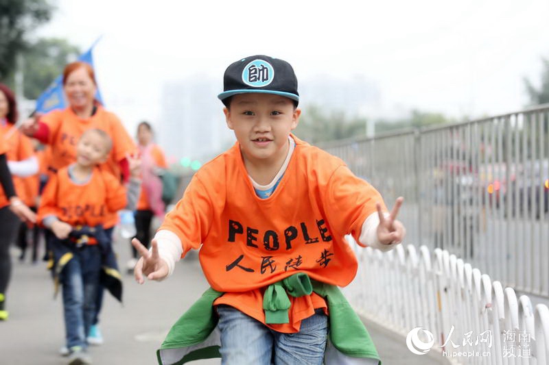 People’s Daily Online feiert seinen 20. Geburtstag mit „Walking“ in Danzhou (Hainan)