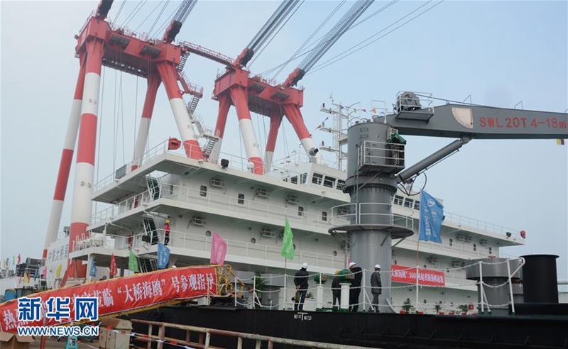 Chinas leistungsfähigstes Kranhubschiff ausgeliefert