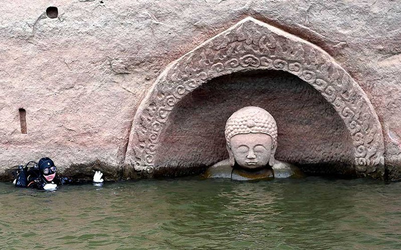 Antiker Buddha nach niedrigem Wasserstand in Ostchina gefunden