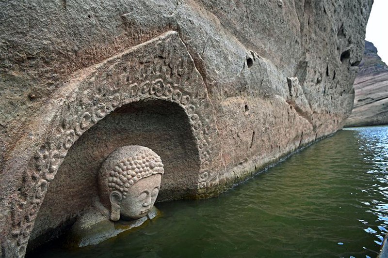 Antiker Buddha nach niedrigem Wasserstand in Ostchina gefunden