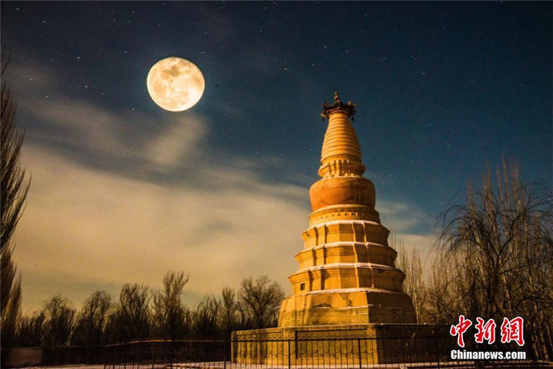 Supermond über der Schneewüste in Dunhuang