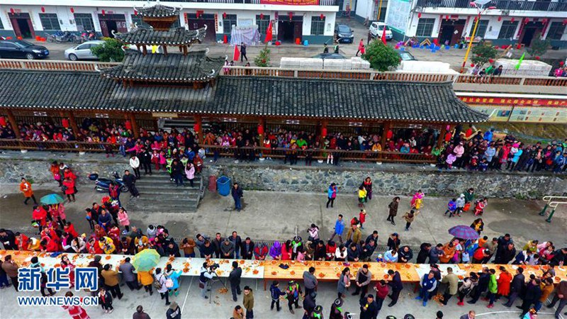 Miao-Volk in Guangxi feiert die Orangen-Ernte