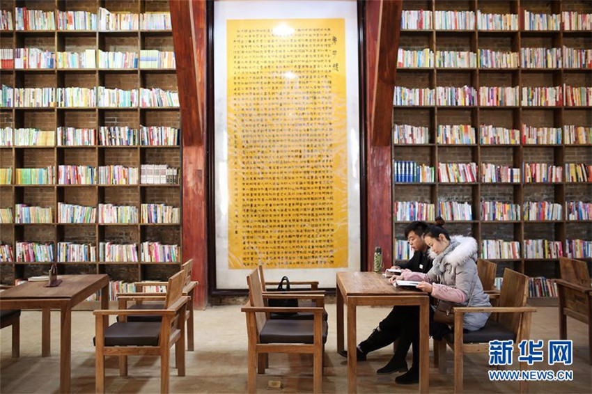 Bibliothek in traditioneller Yaodong-Wohnhöhle