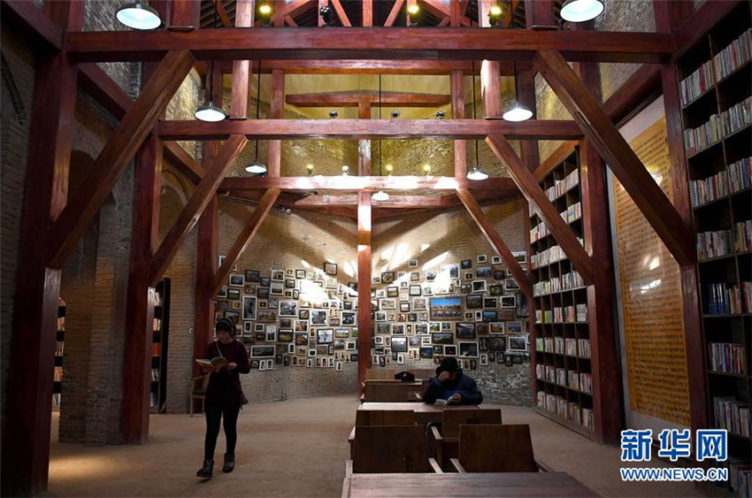 Bibliothek in traditioneller Yaodong-Wohnhöhle