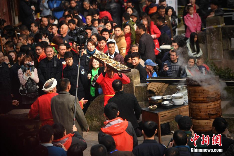 Kilometerlanges Bankett zum Frühlingsfest 2017 in Chongqing