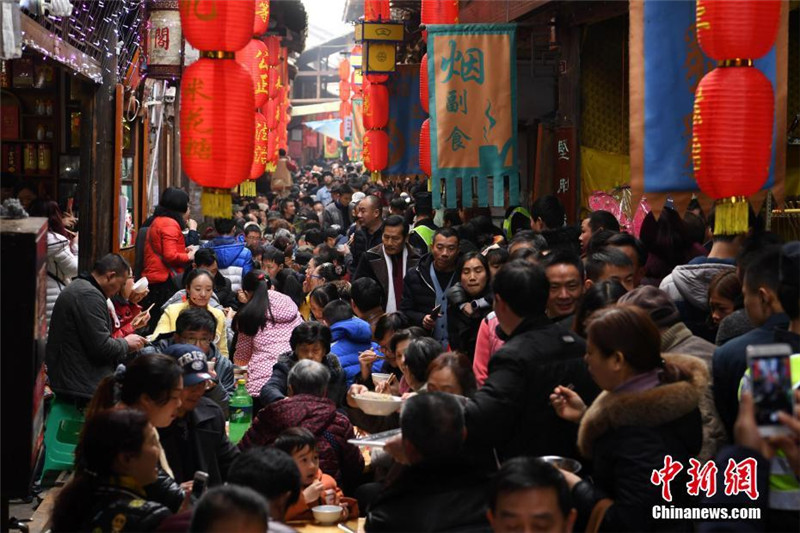Kilometerlanges Bankett zum Frühlingsfest 2017 in Chongqing