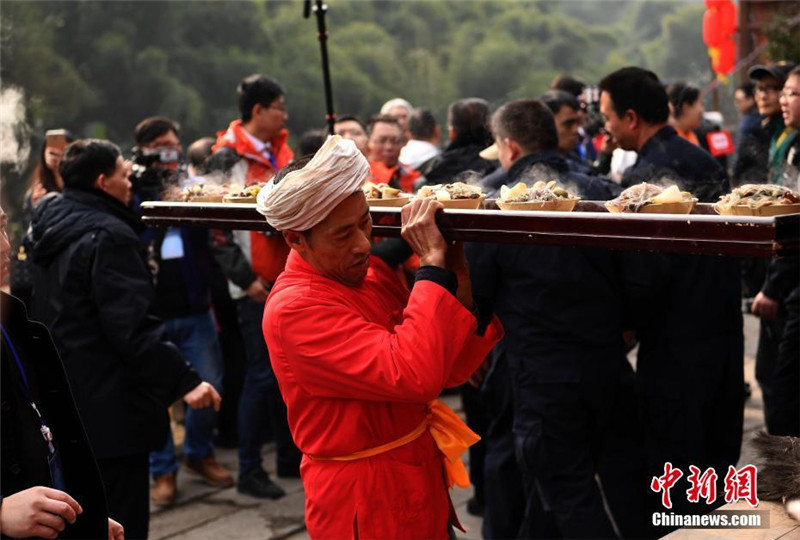 Kilometerlanges Bankett zum Frühlingsfest 2017 in Chongqing