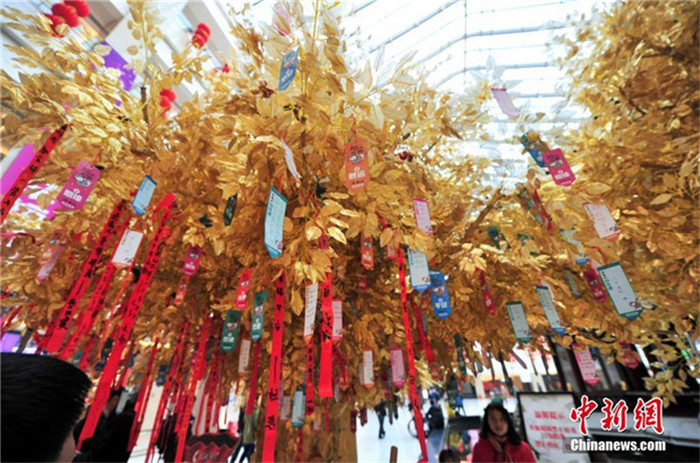 Neujahrswünsche vor goldenen Bäumen in einem Shenyanger Kaufhaus