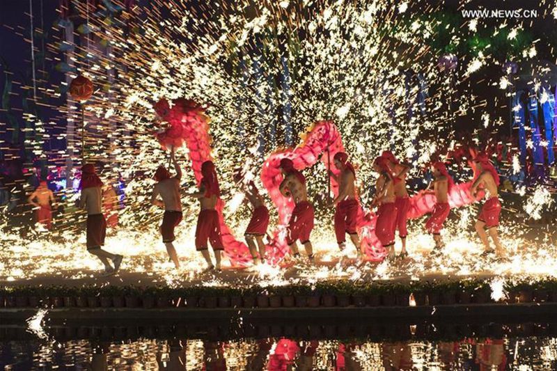 Feuerdrachentanz zur Feier des chinesischen Neujahrs in Zentralchina