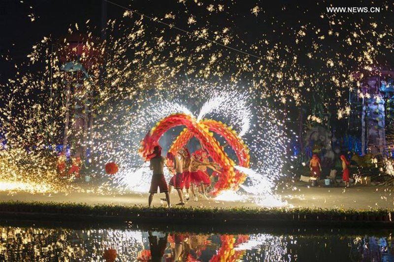 Feuerdrachentanz zur Feier des chinesischen Neujahrs in Zentralchina