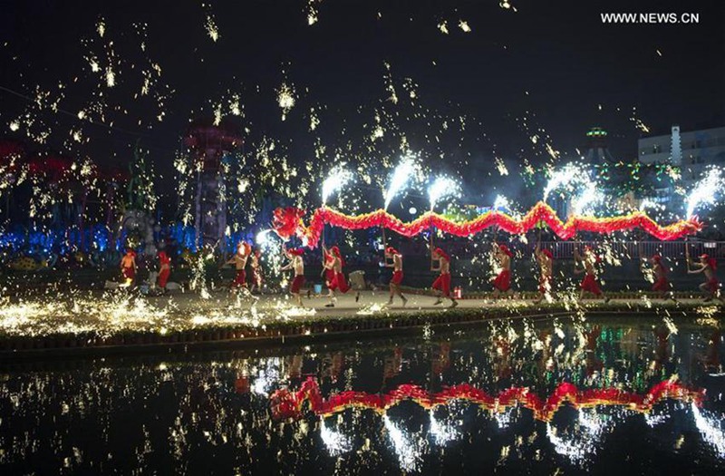 Feuerdrachentanz zur Feier des chinesischen Neujahrs in Zentralchina