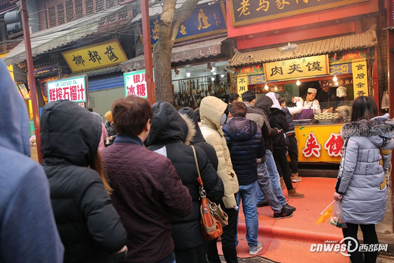 Touristen genießen Spezialitäten in Xi’an