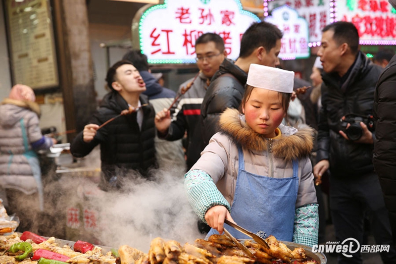 Touristen genießen Spezialitäten in Xi’an