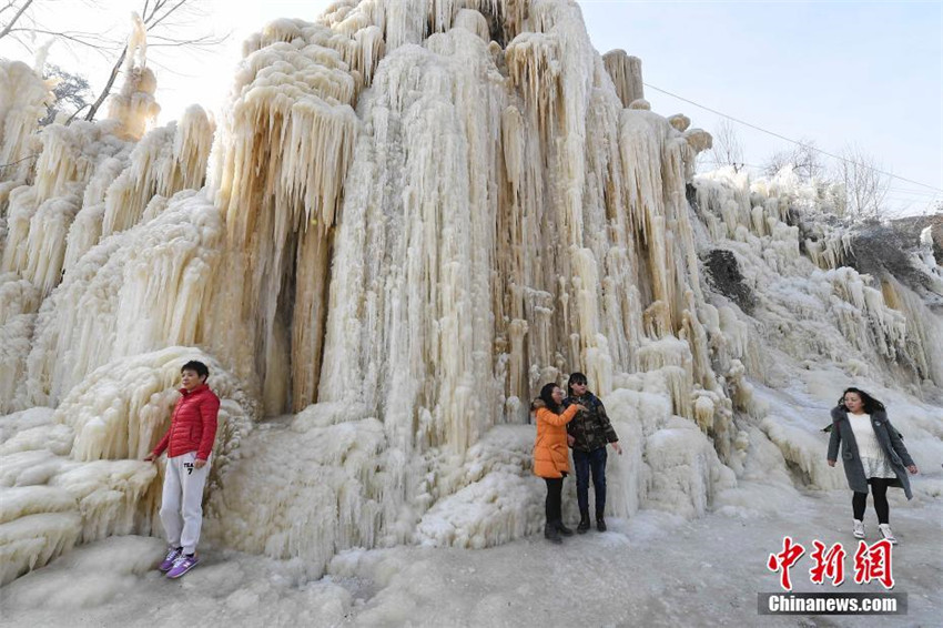 Dorfbewohner in Shanxi erschaffen ihren eigenen Eiswasserfall