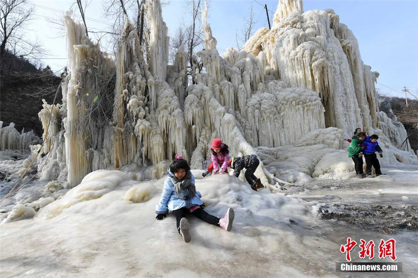 Dorfbewohner in Shanxi erschaffen ihren eigenen Eiswasserfall